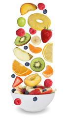 Fruchtsalat mit Früchte wie Orange, Apfel, Banane und Erdbeere