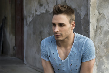 Obraz premium Young man outdoor in front of concrete wall