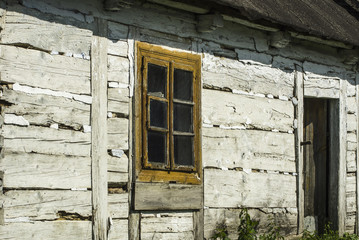 okno w starym drewnianym domu - obrazy, fototapety, plakaty