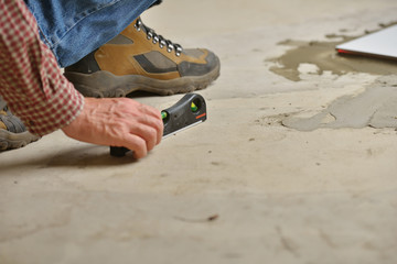 Obraz premium Worker with spirit level