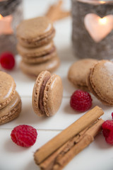 Macarons mit Zimt und Himbeeren