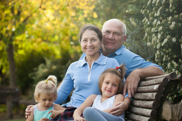 Fototapeta premium grandparents with cutes grandchildren