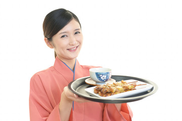 料理を運ぶ女性