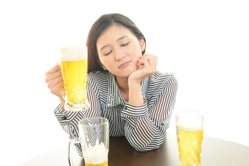 ビールを飲みすぎた女性