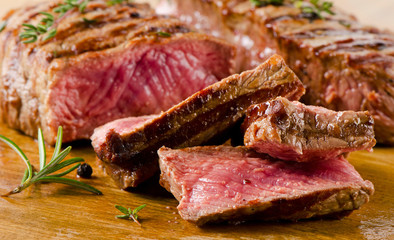 Steak de boeuf sur planche à découper.