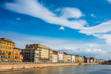 Fototapeta na wymiar Veduta dei Lungarni di Pisa, cielo e nuvole