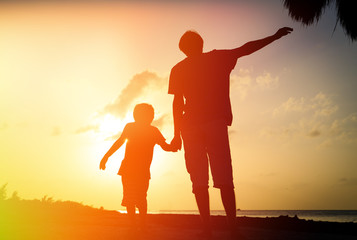 Fototapeta premium father and son silhouettes play at sunset