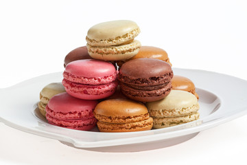 Macarons de couleurs différentes sur assiette blanche