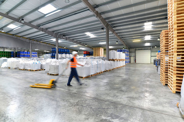 Arbeiter im Warenlager // Workers in logistics