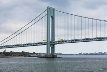 Obraz premium Suspension Bridge on Gloomy Day