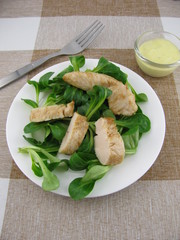 Feldsalat mit Hühnchen und Senf-Dressing