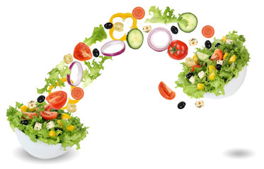 Fliegende Salat Zutaten mit Tomate, Gurke, Zwiebel und Paprika