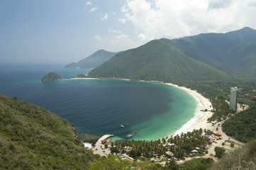 Bah&iacute;a de cata con agua cristalina