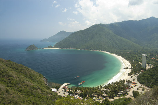 Bah&iacute;a de cata con agua cristalina