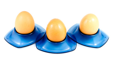 Frische Braune Eier im Eierbecher