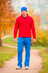 Obraz premium male athlete on training in autumn park