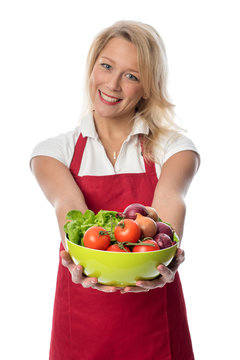 Frau hält eine Schale mit Gemüse und Salat