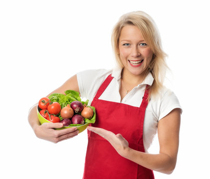Frau präsentiert eine Schale voll Gemüse und Salat
