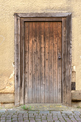 Verwitterte braune Holztür