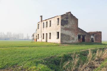 Fototapeta na wymiar Abandoned farmhouse in the countryside, delta del po, italy
