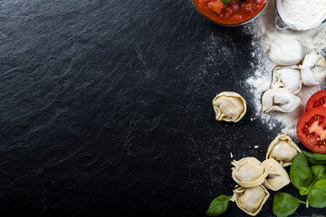 Frisch hergestellte Tortellini mit frischen Zutaten