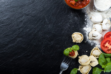 Frisch hergestellte Tortellini mit frischen Zutaten