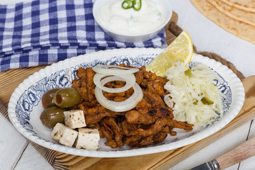 Gyros mit Tsatsiki Krautsalat Oliven und Fetakäse