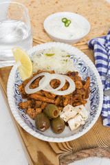 Gyros mit Tsatsiki Krautsalat Oliven und Fetakäse