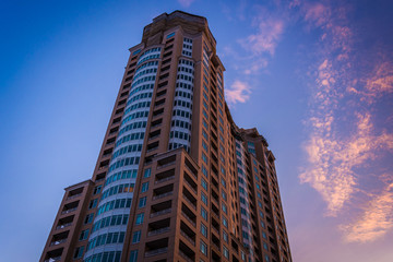 Fototapeta premium Skyscraper and sunset color in Baltimore, Maryland.