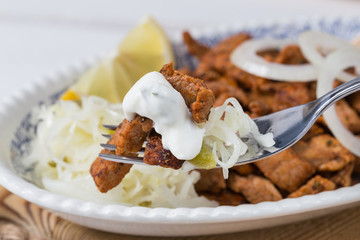 Gyros mit Tsatsiki Krautsalat Oliven und Fetakäse
