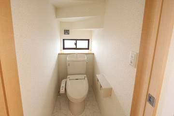 住まいのトイレ  階段下