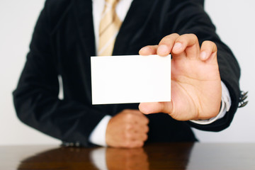名刺を見せるビジネスマン　Businessman showing his business card