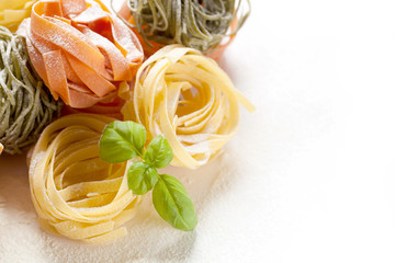 tagliatelle auf weissem hintergrund 
