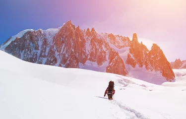 Wandcirkels Alpinisme Extreme Sport. Lone hikers in winter mountains  © Andrii Vergeles