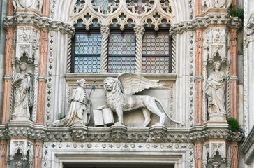 Obraz premium Statues of the Cathedral of San Marco