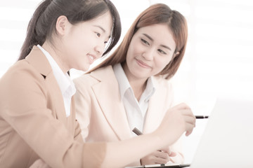 Obraz premium Business people discussing the charts and graphs showing the res