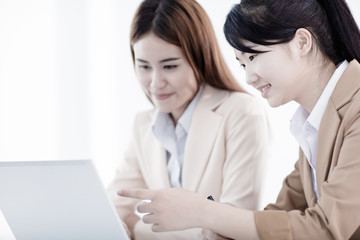 Obraz premium Business people discussing the charts and graphs showing the res