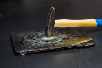 Tablet mit Hammer erschlagen