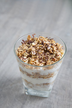 Yogurt and oat dessert