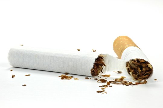 durchgebrochene Zigarette isoliert auf weißem Hintergrund