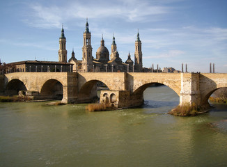 Fototapeta premium Puente de Piedra, Basilica de Nuestra Señora del Pilar