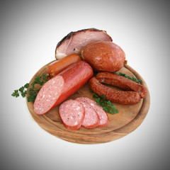 Geschnittene Wurst auf dem Holzteller