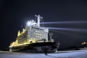 Fototapete Nördlicher Polarkreis Mensch gegen Eisbrecher