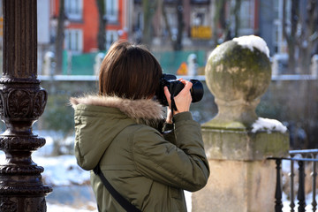 mujer fotografiando un paisaje urbano