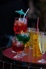 cocktail time - bunte Cocktails in Gläsern