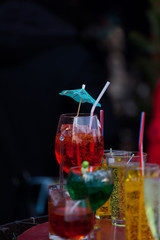 cocktail time - bunte Cocktails in Gläsern