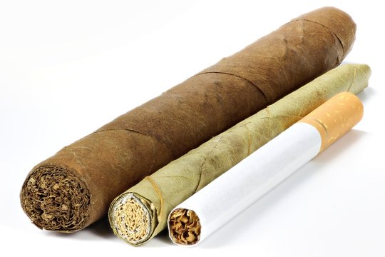 Zigarre, Zigarillo und Zigarette isoliert auf weißem Hintergrund