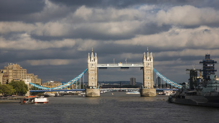 Obraz premium Tower Bridge in the cloudy day