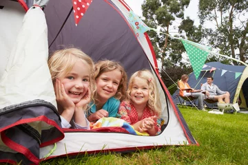 Vlies Fototapete Camping Familie, die Campingurlaub auf dem Campingplatz genießt