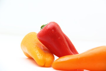Pimientos rojo y amarillo con gotas agua